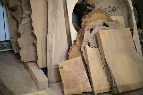 Welche Techniken gibt es für das Upcycling von alten Fensterrahmen als Dekorationselemente?